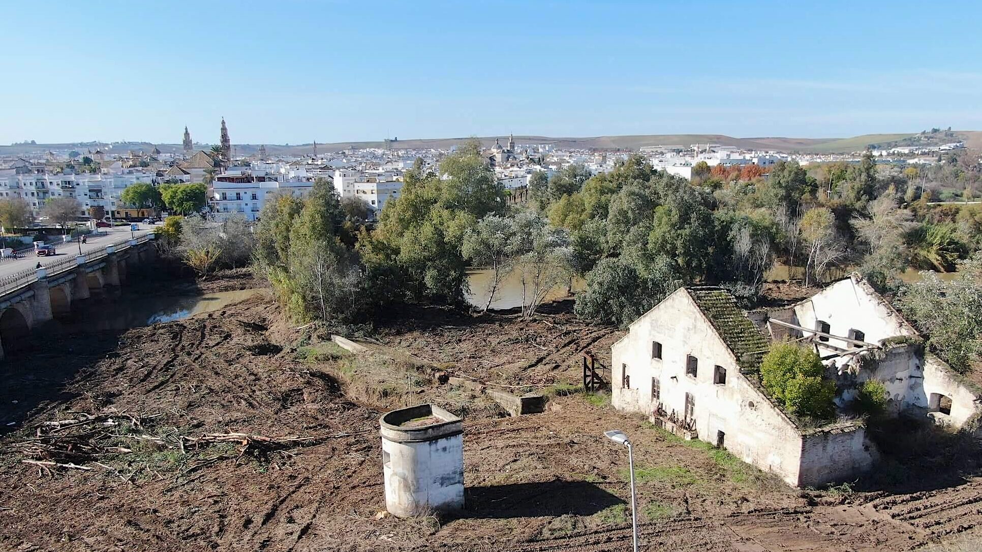 Desbroce y retirada de vegetación que ha estrechado el Genil entre El Puente Romano y la fábrica de Hielo