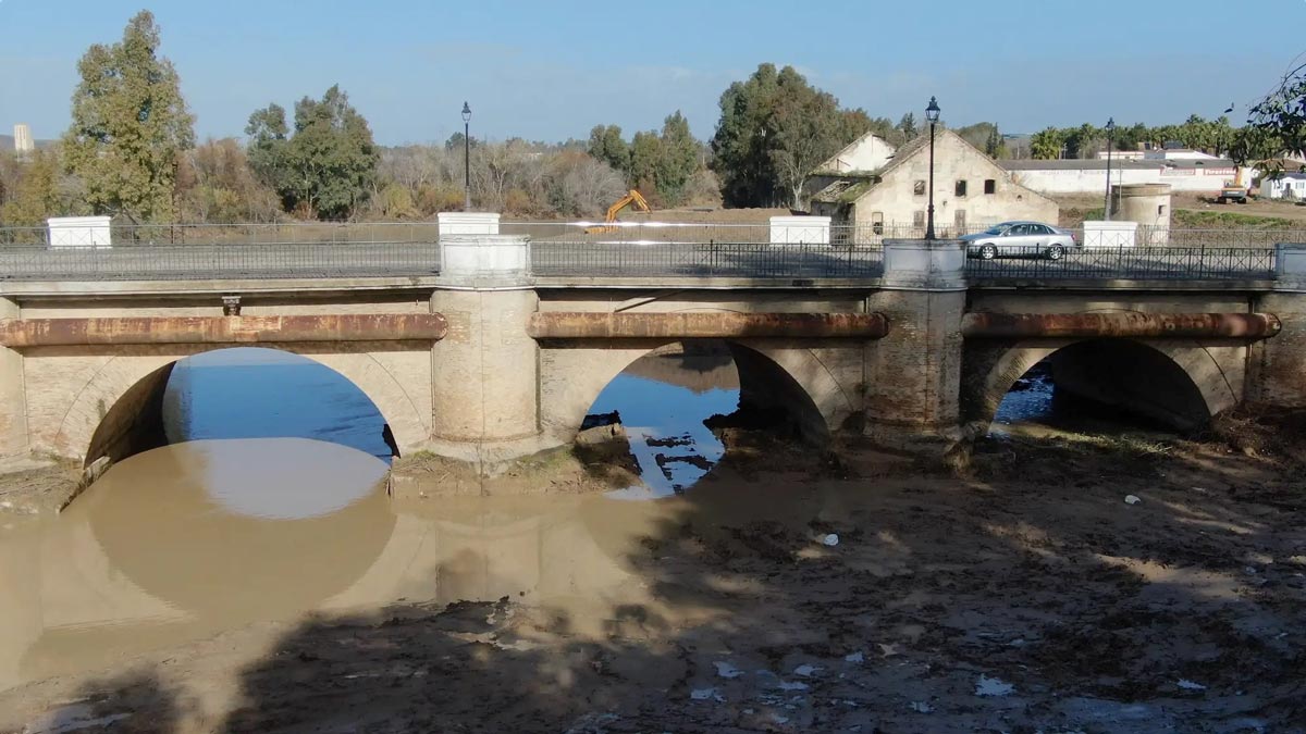 la limpieza bajo los arcos cegados del Puente Romano Écija proyecto Flubiogenil